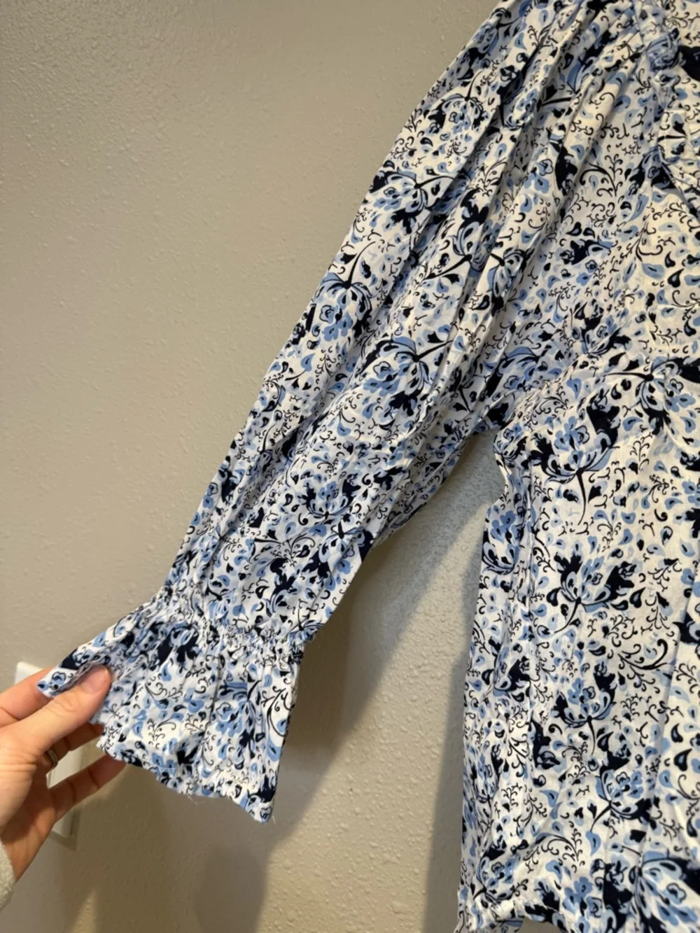 Francesca’s Blue Floral Ruffle Front Long Sleeve Blouse Size Large - Picture 2 of 5